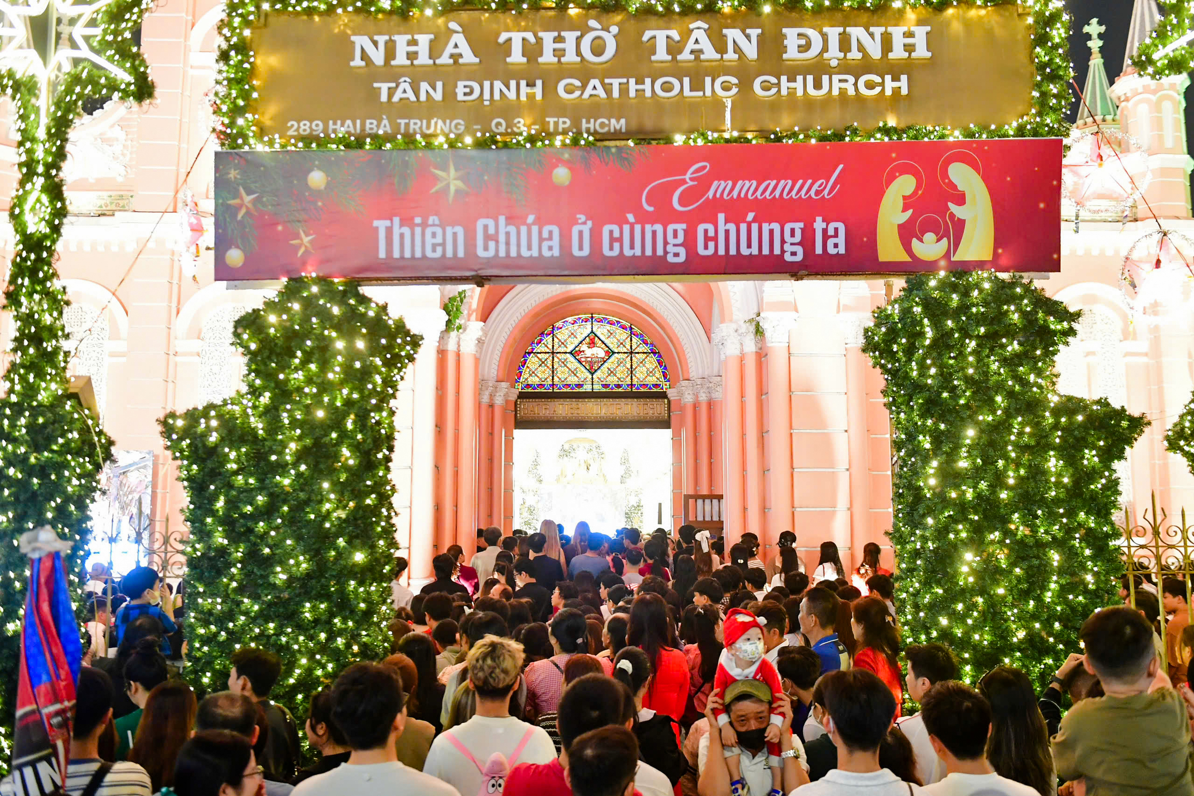 Đông nghịt người đón Giáng sinh - 15