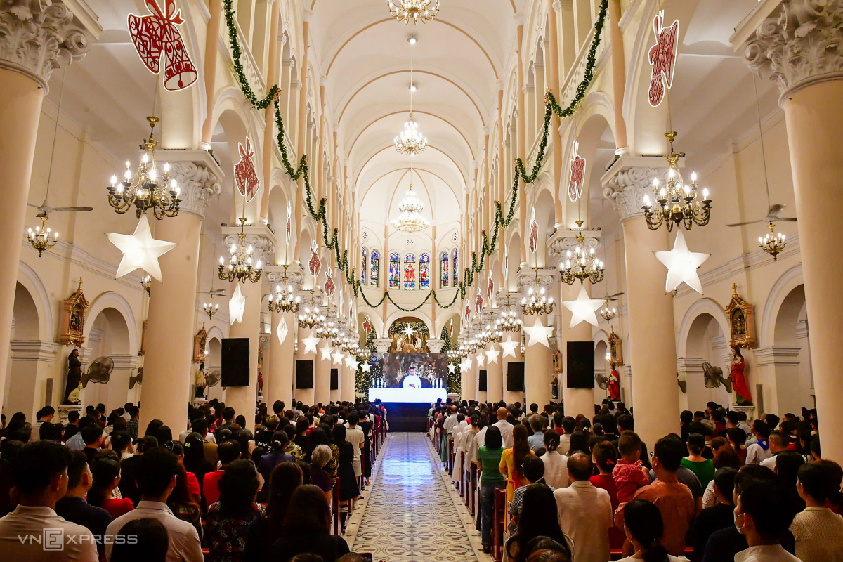 Bên trong nhà thờ Tân Định đông đúc giáo dân dự thánh lễ.