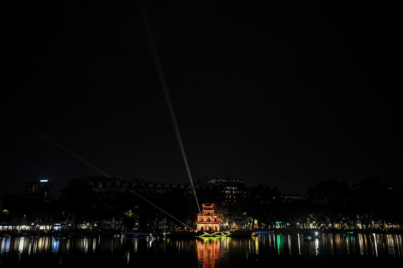 Tối 24/12, UBND phường Hoàn Kiếm (Hà Nội) chính thức ra mắt Không gian Chiếu sáng Nghệ thuật Hồ Gươm – Tháp Rùa. Đây là hoạt động mở màn cho chuỗi sự kiện văn hóa – nghệ thuật chào đón Noel và Tết Dương lịch 2026 của Thủ đô.