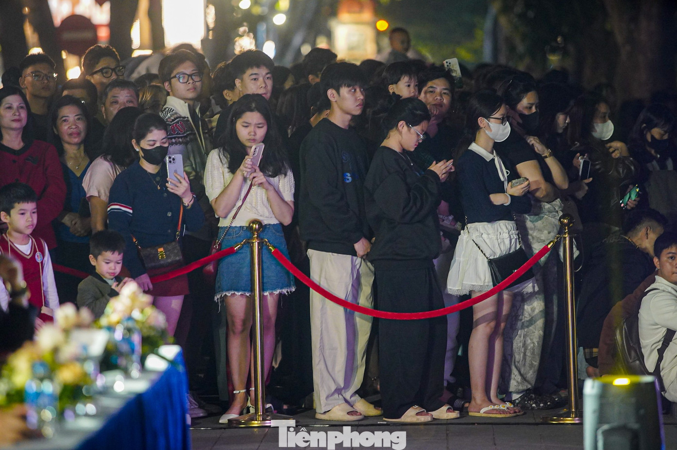 Rất đông người dân và du khách đến sớm, tập trung xung quanh hồ Hoàn Kiếm để chờ đón màn trình diễn chiếu sáng nghệ thuật này.