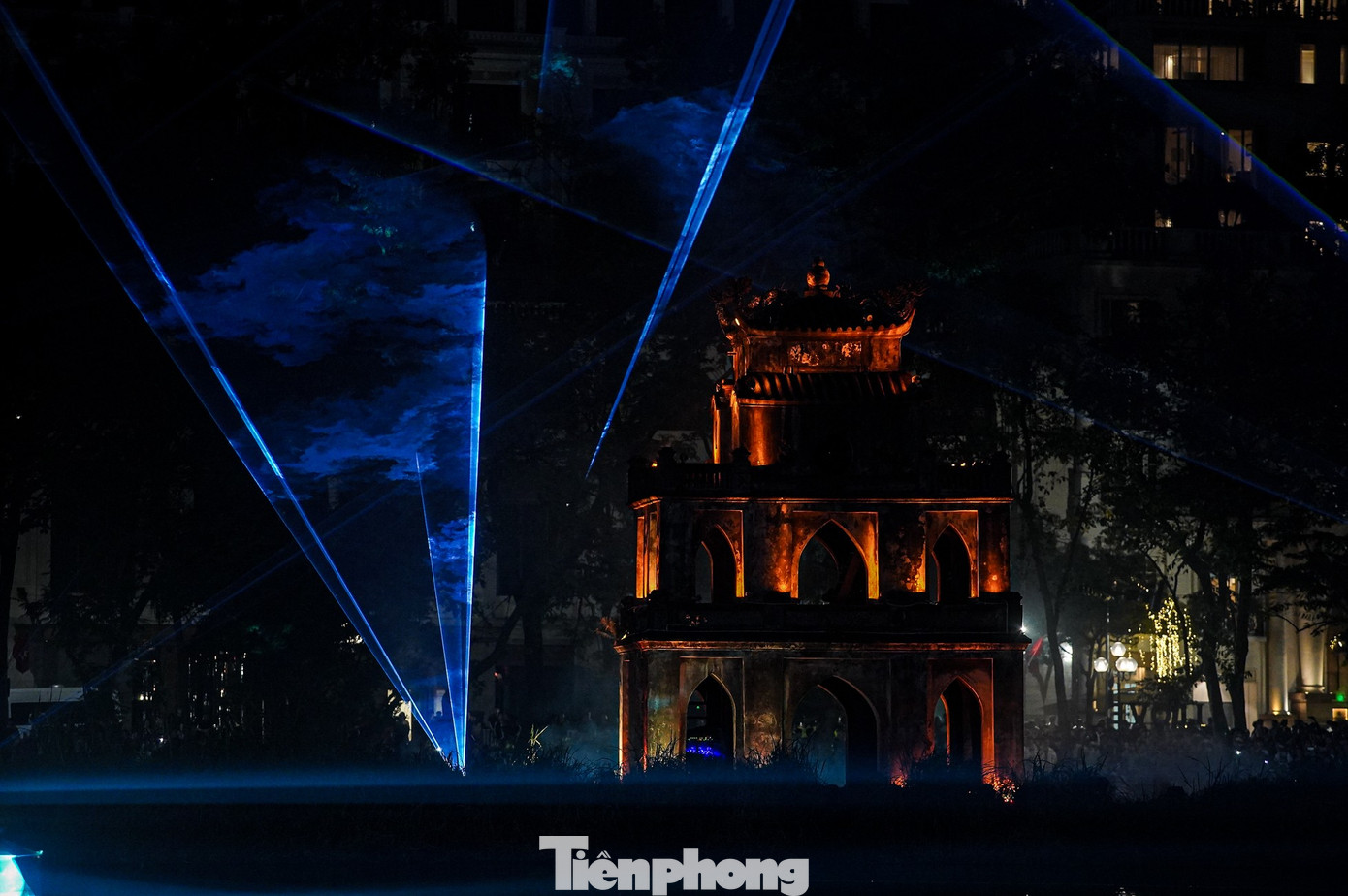 Hồ Gươm đẹp huyền ảo trong đêm chiếu sáng nghệ thuật - 7