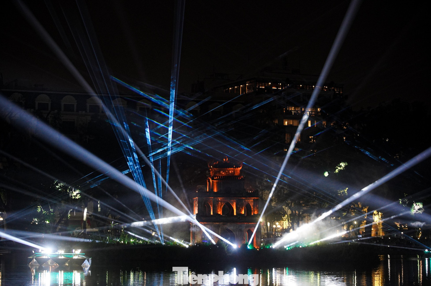 Phương án chiếu sáng hiện đại, tinh tế, hài hòa với không gian di sản, tạo nên cảm xúc mới mẻ cho người dân và du khách khi dạo bước Hồ Gươm về đêm.