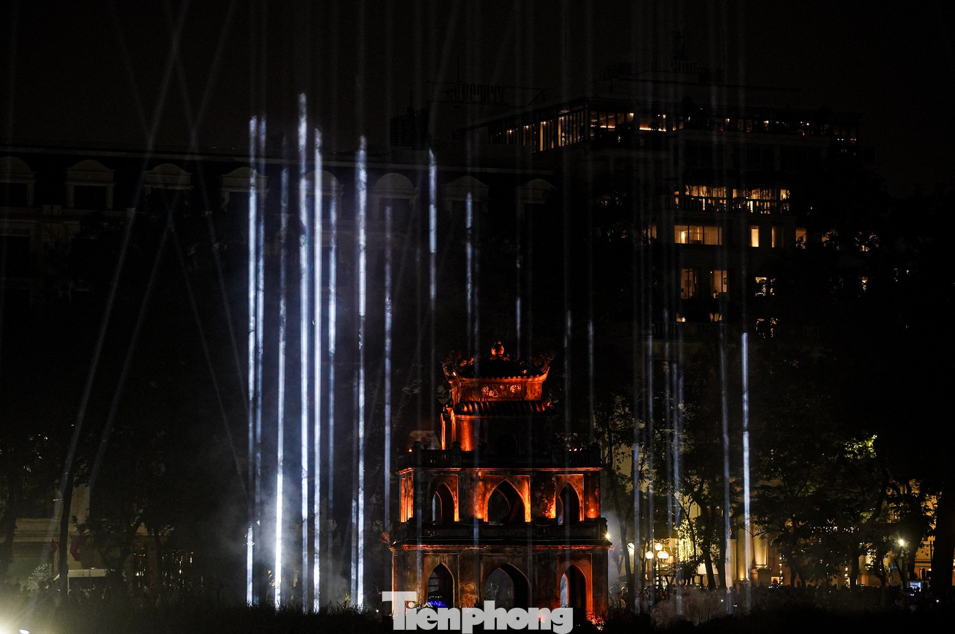 Ánh sáng được xây dựng theo tinh thần hiện đại, phù hợp với không khí Giáng sinh và Tết Dương lịch.