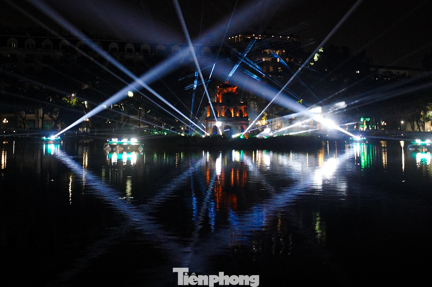 Hồ Gươm trở nên huyền ảo với các gam màu ánh sáng.