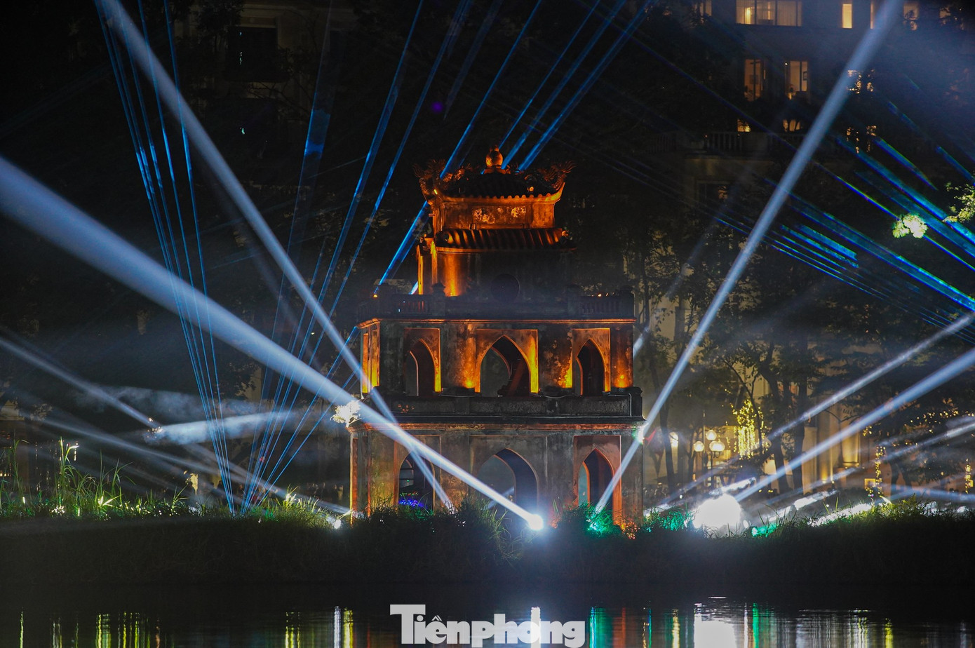 Hồ Gươm đẹp huyền ảo trong đêm chiếu sáng nghệ thuật - 12