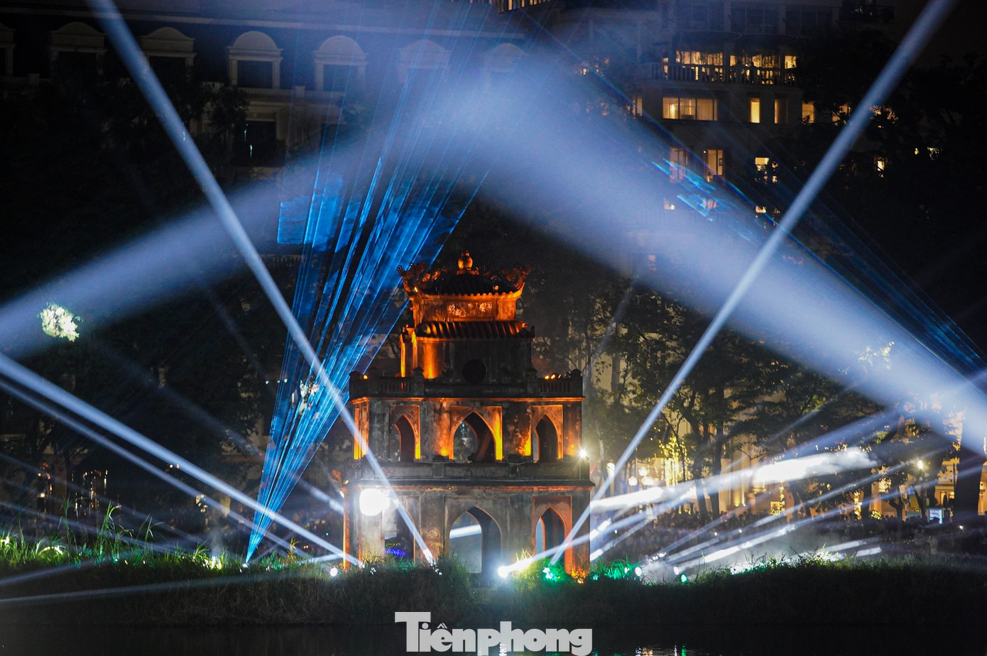 Hồ Gươm đẹp huyền ảo trong đêm chiếu sáng nghệ thuật - 15