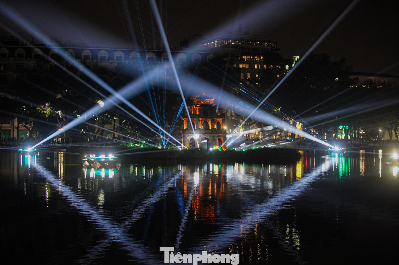 Không gian Chiếu sáng Nghệ thuật Hồ Gươm - Tháp Rùa được trình chiếu vào buổi tối, từ ngày 24/12/2025 đến hết ngày 4/1/2026, phục vụ miễn phí người dân và du khách.