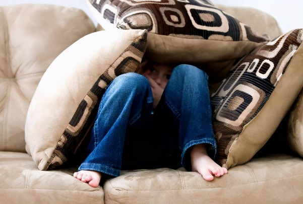 Chỉ cần một phản ứng sai lệch của người lớn cũng có thể để lại vết hằn lâu dài trong tâm hồn non nớt của con. Ảnh minh họa