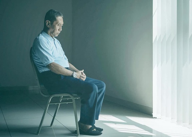 Đến một ngày, khi cha mẹ giật mình nhận ra con không còn tâm sự, không còn gần gũi, thì khoảng cách đã quá lớn, rất khó để kéo lại như xưa. Ảnh minh họa