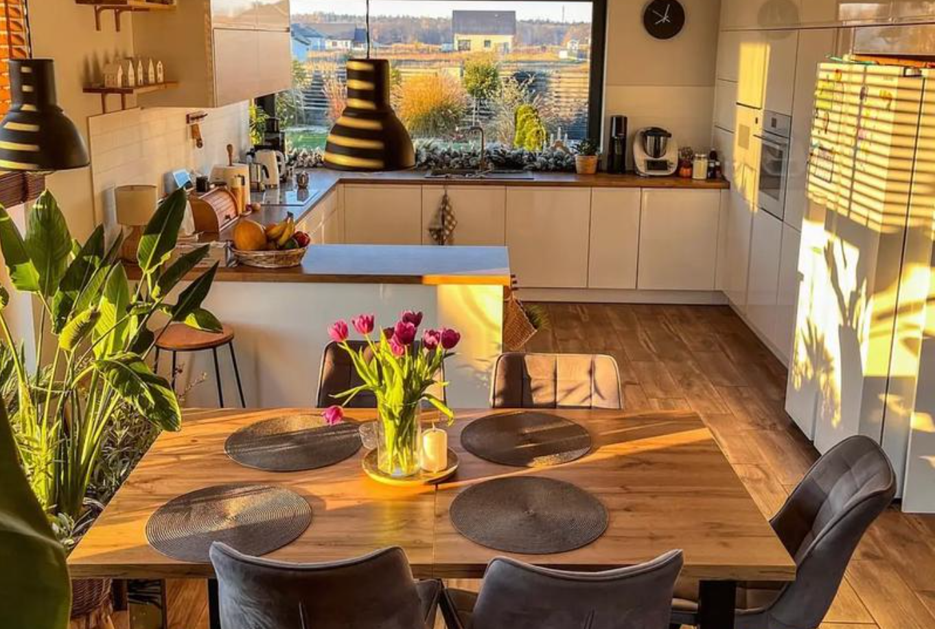 Căn bếp gọn gàng, ấm cúng và luôn có sự chuẩn bị chu đáo về thực phẩm được xem là nền tảng của sự đủ đầy, phản ánh trạng thái an cư và phúc khí bền vững của ngôi nhà. Ảnh: Baidu