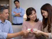 Yêu con - Chồng khó chịu khi biết tôi âm thầm biếu bố mẹ 3 triệu đồng mỗi tháng