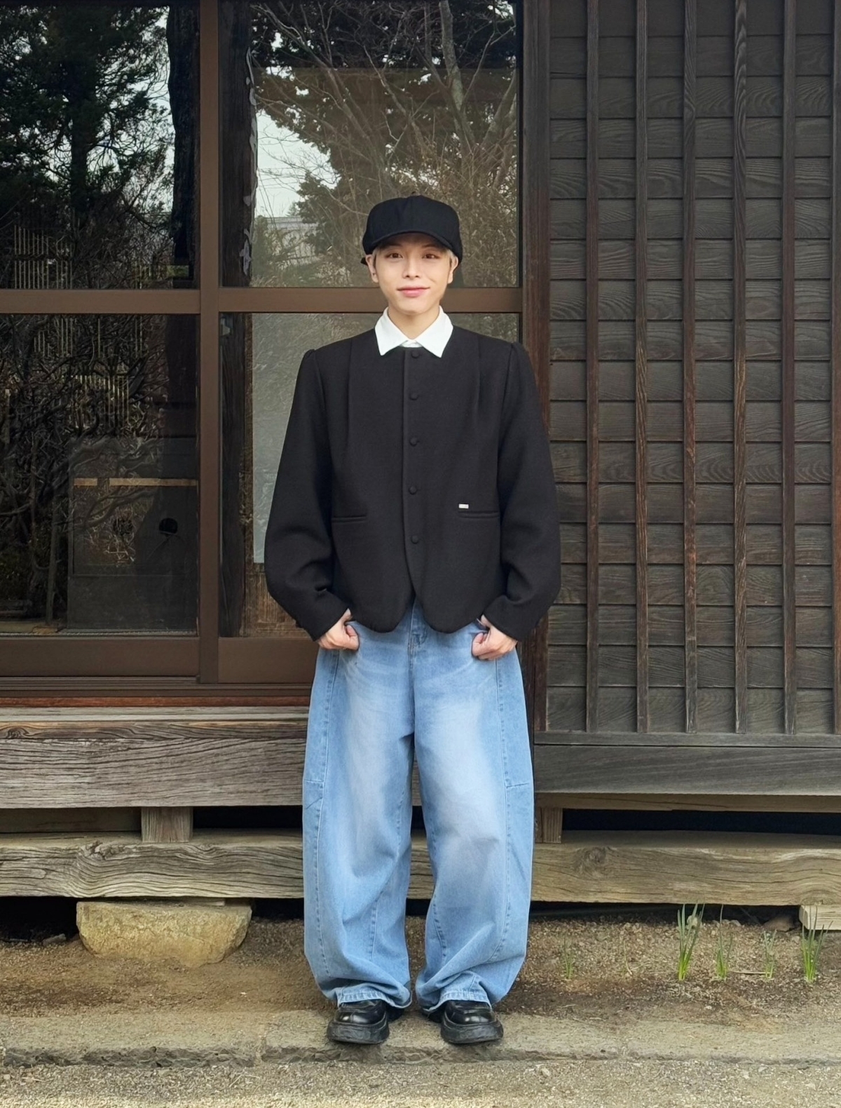 Gu thời trang của Đức Phúc hướng đến vẻ trẻ trung và thân thiện. Đời thường, ca sĩ luôn chọn quần jeans rộng thùng thình, pha trộn giữa unisex, Y2K. Trên sân khấu, anh ưu tiên những bộ cánh cầu kỳ, thay đổi linh hoạt từ phong cách thư sinh đến tinh nghịch, cổ tích.