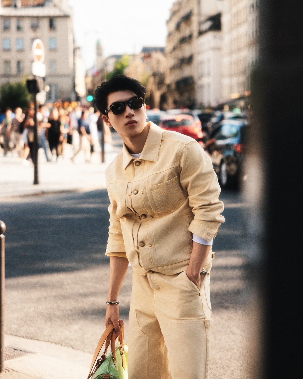 Hiếu Thứ Hai ghi điểm bằng streetwear hiện đại pha hơi thở hip-hop. Trang phục của anh thường có phom dáng rộng vừa phải, được phối linh hoạt, nhấn vào phụ kiện, tạo nên tổng thể dễ nhìn và áp dụng.