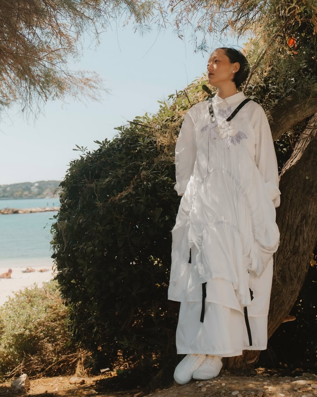 Gu mặc của Hồ Thu Anh đại diện cho thẩm mỹ phá cách nhưng vẫn có sự tiết chế và chiều sâu nội tâm - nét hiếm thấy trong cách ăn mặc của sao Việt hiện nay. Diễn viên sinh năm 1994 không chạy theo xu hướng hot mà trung thành với bảng màu trầm, tập trung vào đường cắt, chất liệu mộc, đề cao tính thủ công. Trang phục của cô thường được phối nhiều lớp, kín đáo, tạo nên những cấu trúc lạ mắt.