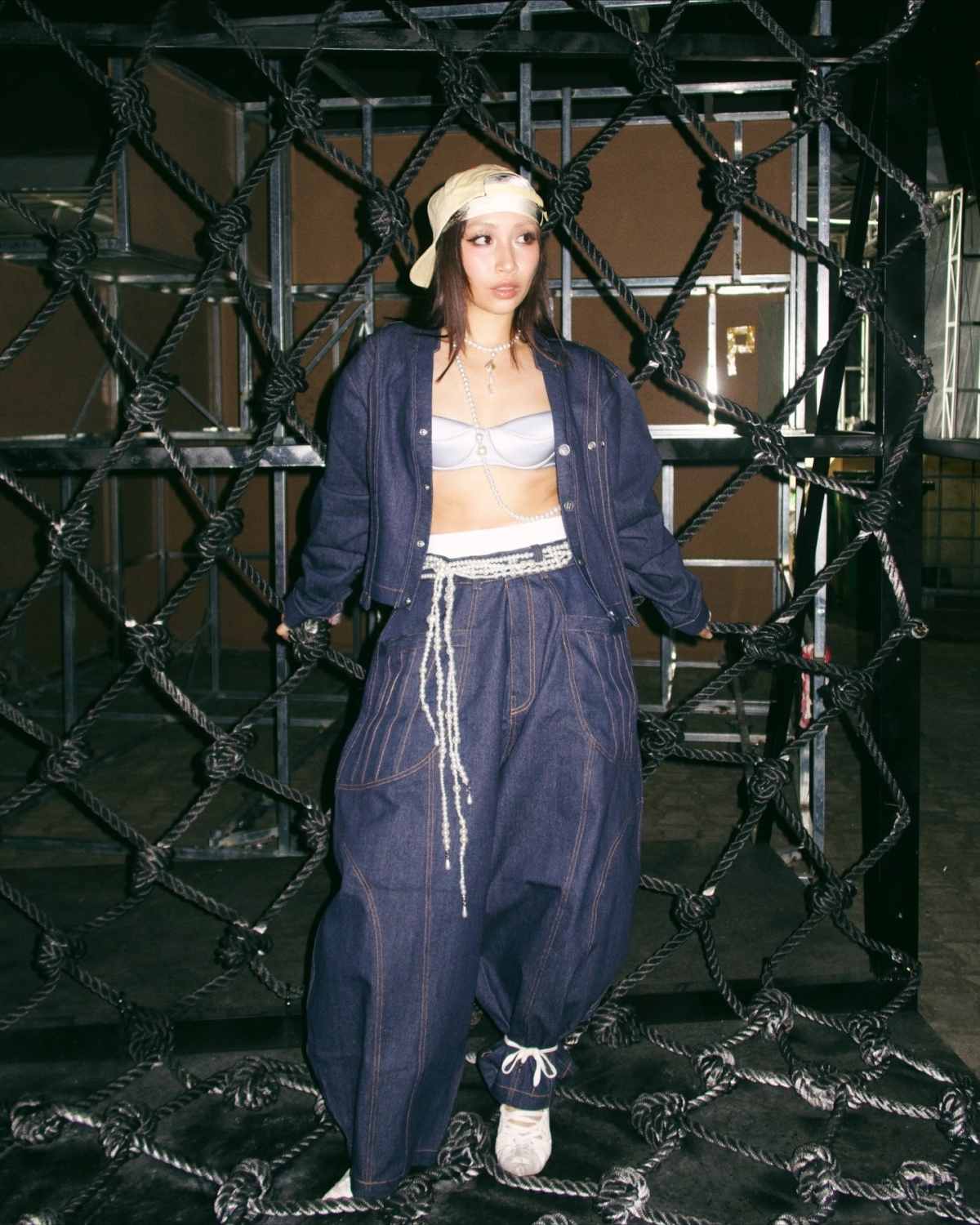 Mỹ Anh - con gái diva Mỹ Linh - cũng được đánh giá cao về gu mặc. Phong cách của cô mang đậm nét indie, pha chút Ramp;B, nhấn vào sự tự do, sáng tạo, không chạy theo số đông, kết hợp đồ vintage, second-hand, thủ công. Đời thường, ca sĩ ưu tiên những bộ đồ thoải mái, có thể dìm dáng. Người đẹp 23 tuổi cho biết đối với cô, quần áo chỉ là công cụ hỗ trợ cảm xúc, không phải là điểm chính để tập trung.