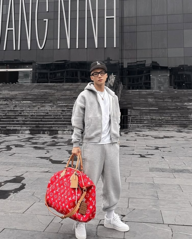 Sơn Tùng M-TP là hình mẫu ngôi sao đại chúng Việt Nam, xây dựng được bản sắc thời trang nhất quán từ phong cách đường phố đến thời trang cao cấp. Ca sĩ ưa chuộng phom dáng phóng khoáng, phụ kiện đắt giá và tinh thần phi giới tính vừa đủ để gây chú ý nhưng không phản cảm. Điểm mạnh của Sơn Tùng nằm ở khả năng biến trang phục thành nhận diện thương hiệu cá nhân, tạo ảnh hưởng mạnh mẽ tới giới trẻ Việt.