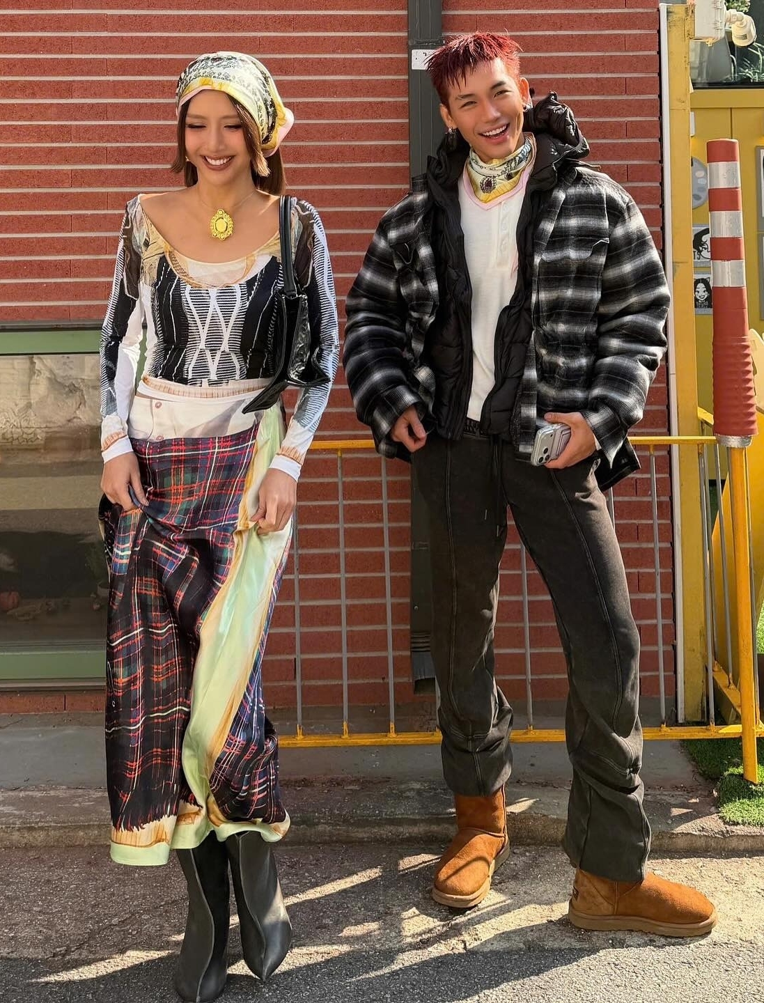 Rapper Wean Lê (phải), 27 tuổi, gây chú ý trong năm qua nhờ Anh trai say hi. Ngoài khả năng trình diễn, anh còn ghi điểm bằng gu mặc sành điệu. Anh theo đuổi phong cách đường phố bụi bặm pha cao cấp, ưa chuộng phom oversized, phối layer có chủ ý và bảng màu trầm, lạnh. Cách mặc của anh đôi khi tạo cảm giác bất cần, ngầu, được tiết chế vừa phải.