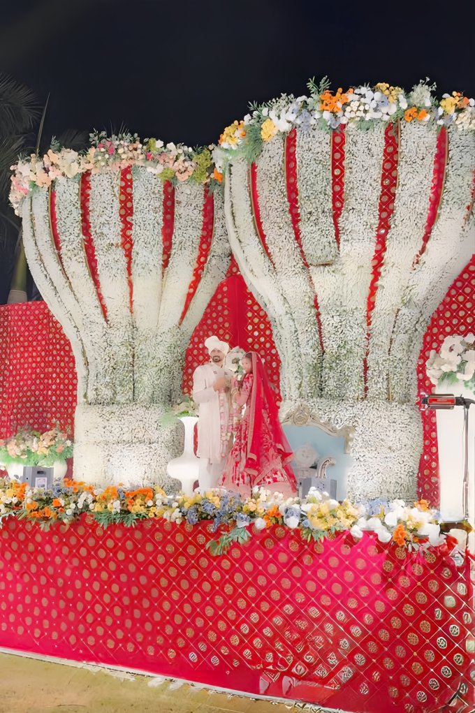 Các chi tiết trang trí trong hôn lễ được thực hiện tỉ mỉ, mang đặc trưng văn hóa Ấn Độ.