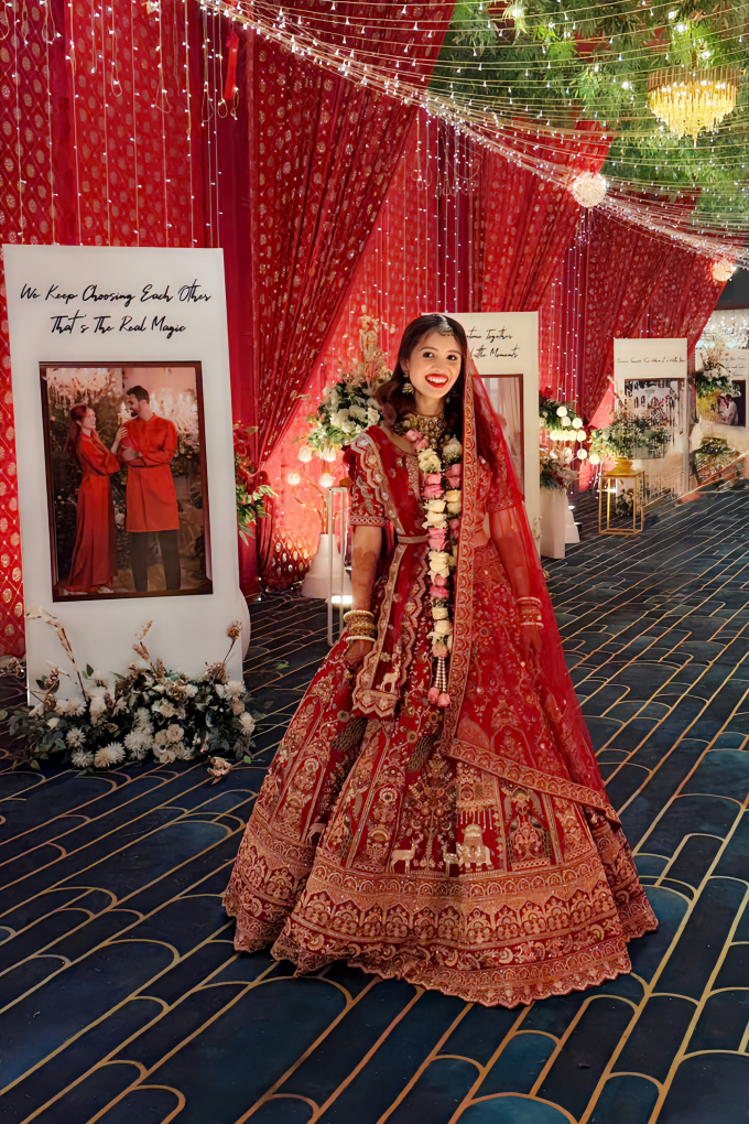 Cô dâu Diệu My diện sari thêu chỉ vàng nặng hàng chục kg, vẽ henna và đeo nhiều trang sức theo phong tục Ấn Độ.