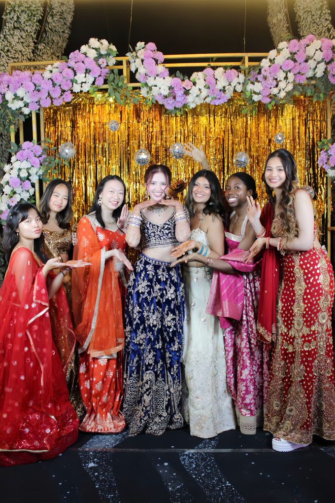 Diệu My còn thay nhiều bộ sari khác để phù hợp với các hoạt động trong lễ cưới.