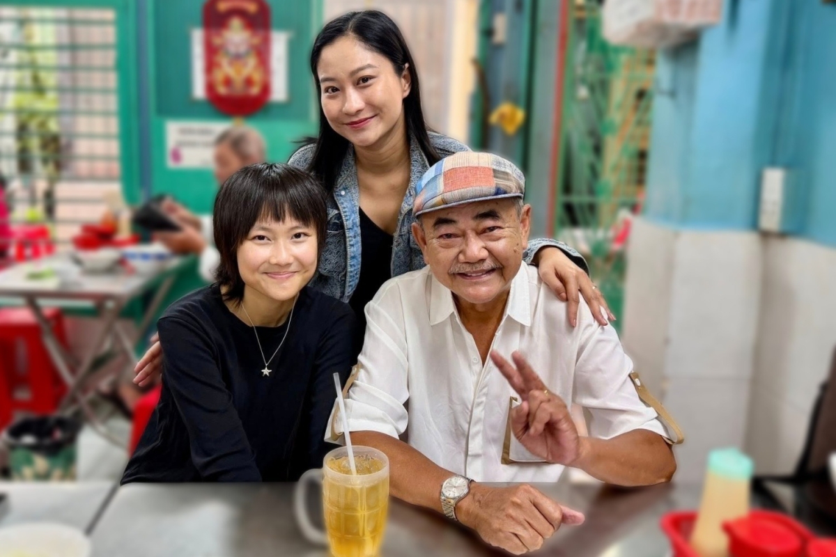 Hôm 24/12, nghệ sĩ Việt Anh cùng con gái Phương Anh (trái) và vợ đi ăn sáng ở một quán phở tại TP HCM. Chân Chân mặc đồ đơn giản với áo khoác denim.