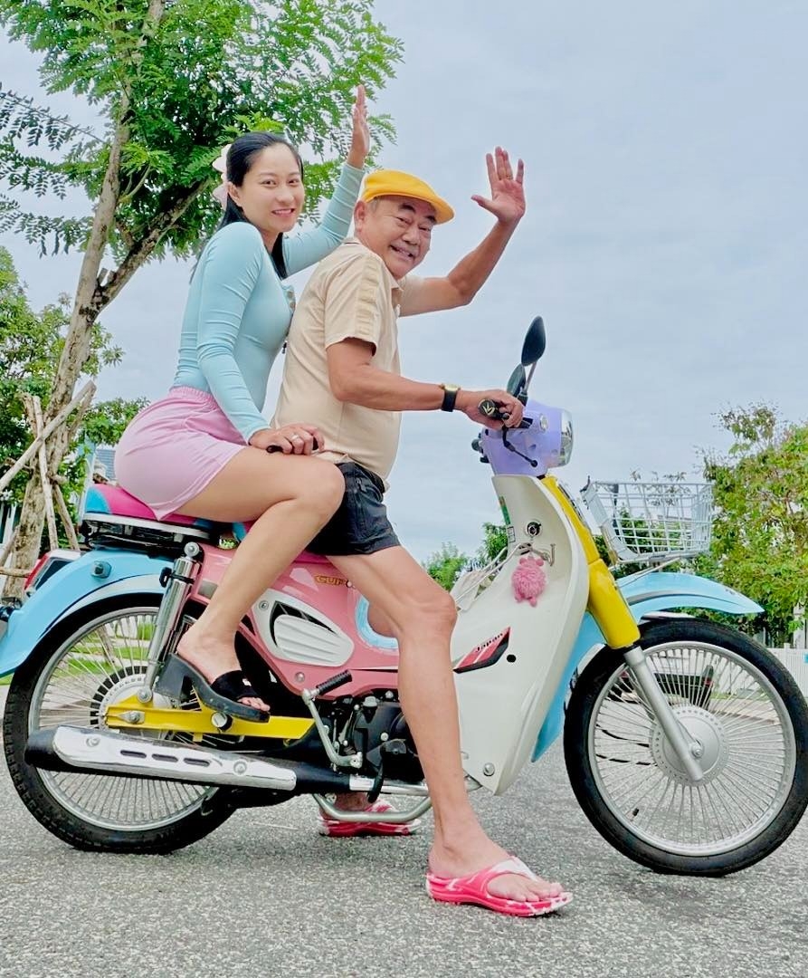 Họ đăng ký kết hôn giữa năm nay sau hơn một năm hẹn hò. Nghệ sĩ cho biết 17 năm sống độc thân, ông cảm nhận mình như được tái sinh khi ở bên vợ trẻ. Họ thỉnh thoảng chia sẻ những hình ảnh vui vẻ, giản dị bên nhau trên trang cá nhân.