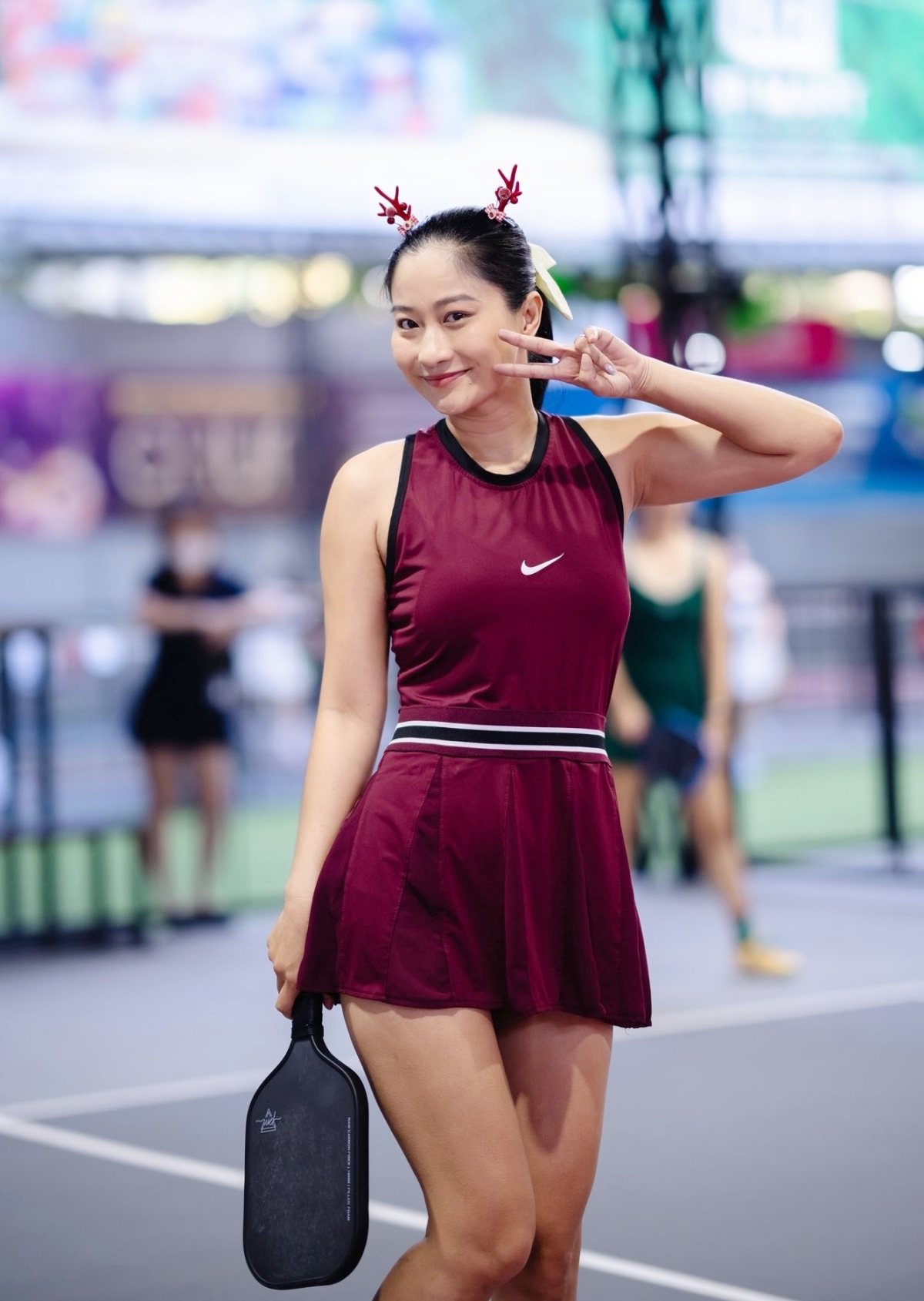 Cùng ngày, cô đến sân tập pickleball trong bộ đồ Nike màu mận chín. Những tháng gần đây, vợ chồng cô đam mê môn thể thao này, thường ra sân cùng nhau, vừa luyện sức khỏe vừa thư giãn.