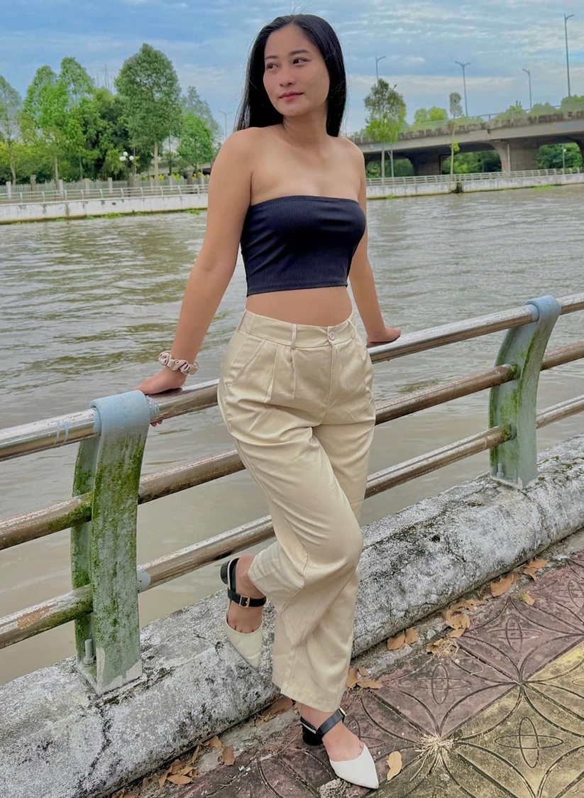 Chân Chân chuộng những thiết kế cắt xẻ phóng khoáng, mang phong cách hiện đại và quyến rũ. Đầu năm, cô chia sẻ chuyện chỉnh sửa vòng một để được mặc những bộ cánh sexy mà cô thích từ lâu.