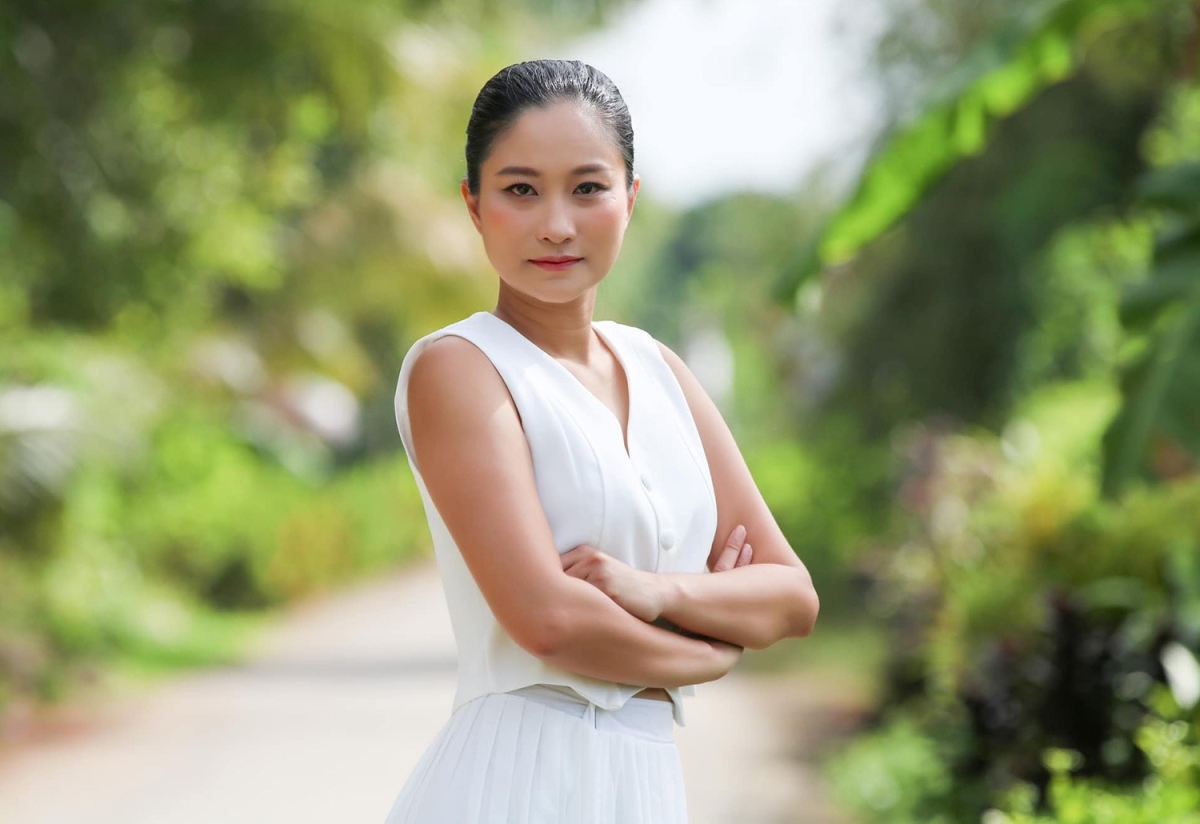 Chân Chân sinh năm 1994, được nhận xét có vóc dáng cân đối, thân thiện và tươi tắn. Trong mắt nghệ sĩ Việt Anh, cô còn là cô gái năng động, hoạt bát và chu đáo. Hiện cô quản lý công việc của chồng, tư vấn trang phục và giúp ông xây dựng nội dung trên mạng xã hội. Chân Chân cũng tham gia sản xuất phim và diễn xuất. Những lúc không bận dự án, vợ chồng cô có thú vui bán đồ ăn online.