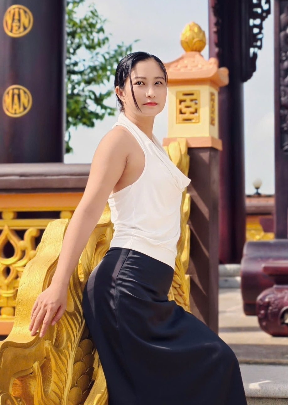 Người đẹp tạo dáng trong bộ áo yếm hở lưng cùng chân váy chữ A dáng midi.