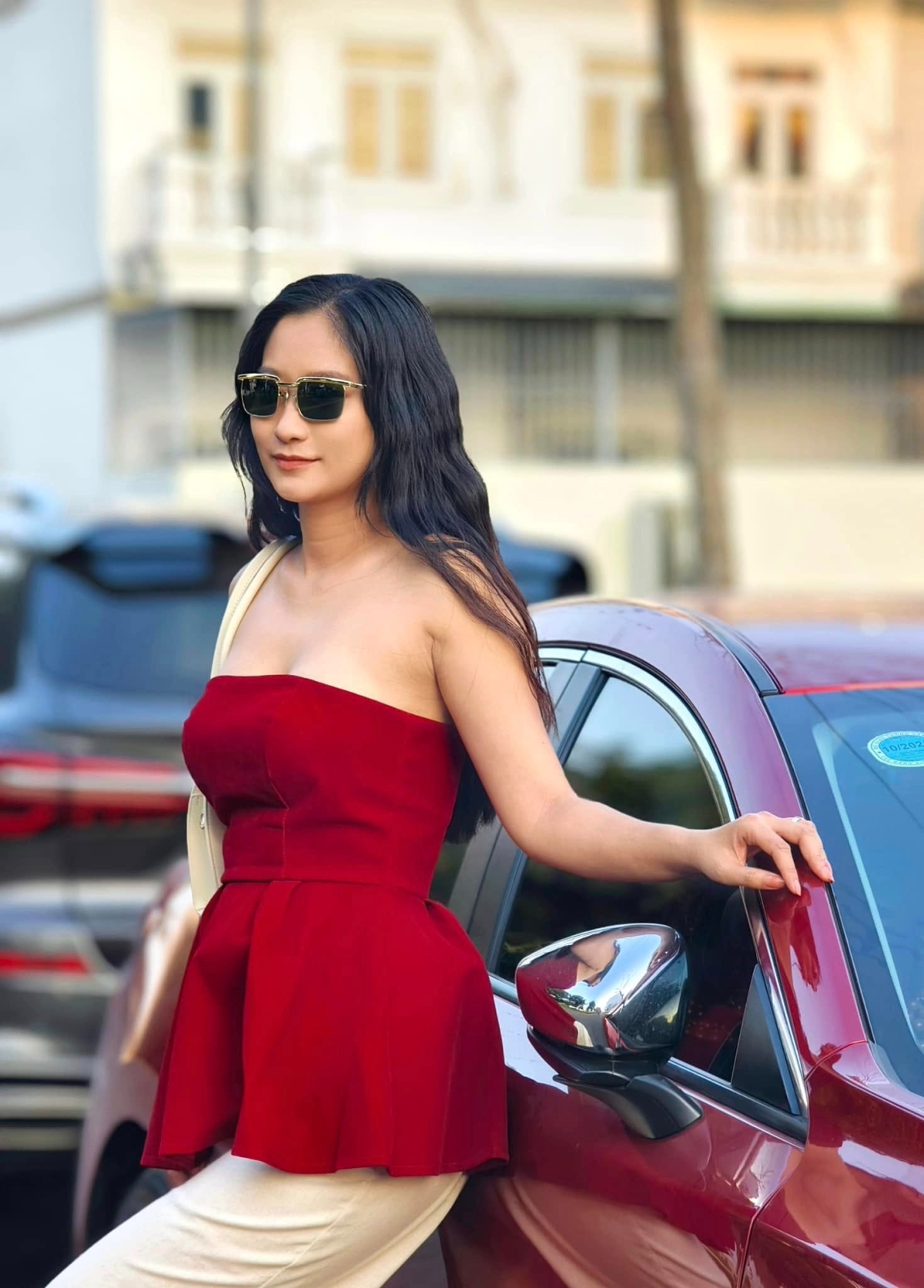 Một trong những chiếc áo yêu thích được cô mặc nhiều dịp là áo quây dáng peplum. Cô thường phối với quần ống đứng hoặc quần lửng, dép cao gót. Bên cạnh những thiết kế cơ bản như áo phông, sơ mi, váy bút chì, tủ đồ của cô còn có áo cut-out vòng một, gilet, áo khoác lông, giúp cô thay đổi linh hoạt trong từng hoàn cảnh.