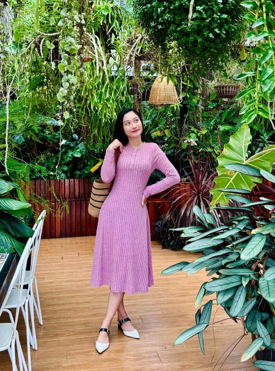 Trong một lần đi chơi, cô chọn váy dệt kim, túi cói và giày slingback - kiểu giày yêu thích được cô sắm nhiều đôi khác màu, tập trung vào đen trắng để dễ phối.