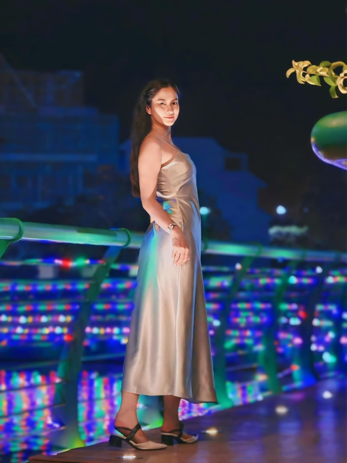 Trang phục đi chơi tối của Chân Chân với mốt váy ngủ bằng satin. Cô ưu tiên những bộ cánh đơn sắc có tông màu trung tính, xen kẽ sắc đỏ, tím, xanh dương, tránh xa váy áo in họa tiết với bảng màu chói. Thiết kế cô chọn thường có dáng ôm, chữ A, giúp tôn dáng, thay vì phom rộng hoặc tạo cấu trúc, đường cắt cầu kỳ.