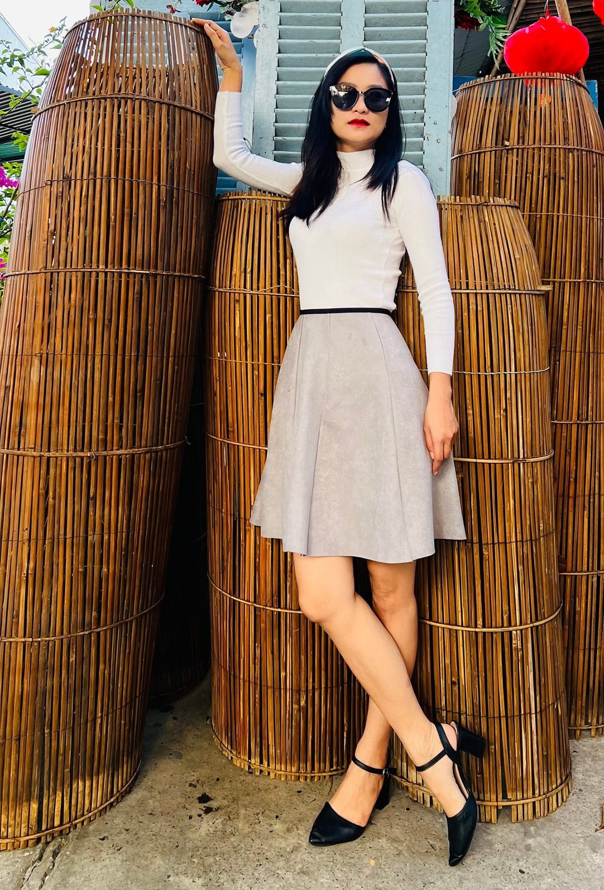 Khi đi làm, cô thường mặc áo đơn sắc, ôm gọn cơ thể hoặc áo khoác denim và quần rộng tạo sự thoải mái.