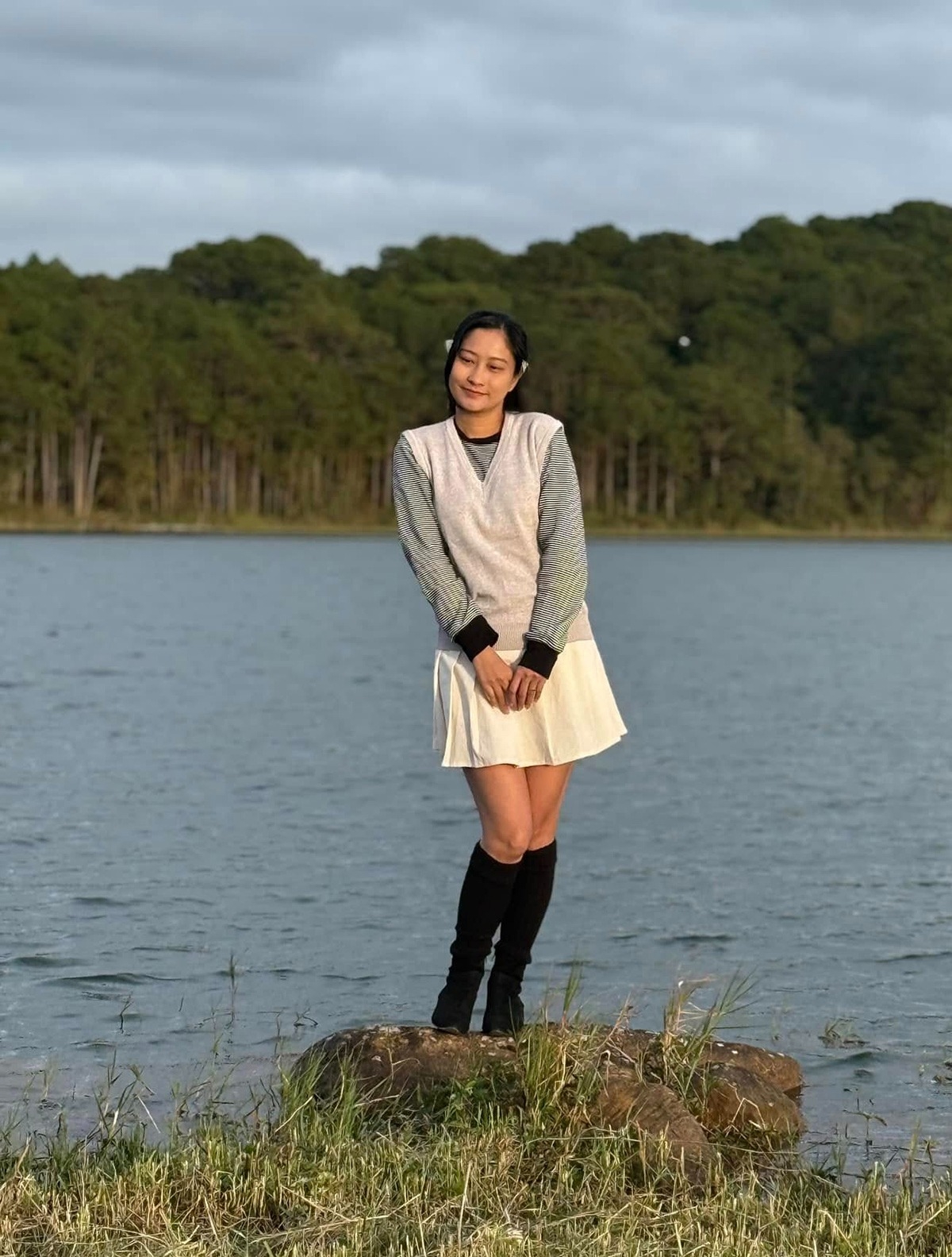 Phong cách mùa thu của Chân Chân với bốt da lộn, áo gilet và chân váy ngắn. Cô hầu như không dùng trang sức, chuộng để mặt mộc hoặc trang điểm tự nhiên. Với cô, chỉ cần thoa son cho tươi tắn là đủ, không cần tô vẽ nhiều.