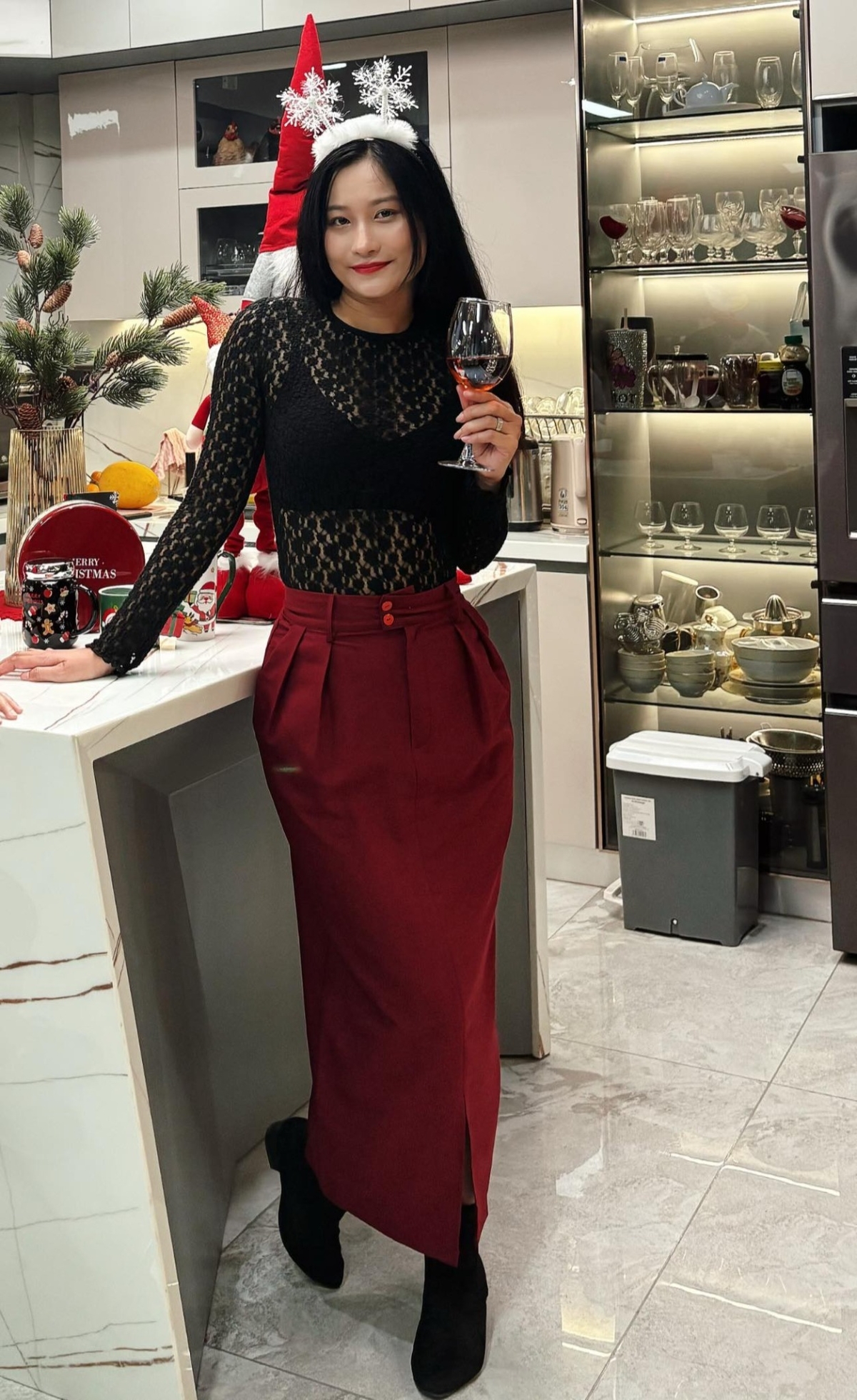 Giáng sinh năm ngoái, cô chọn áo ren xuyên thấu với mốt khoe nội y. Chân váy dáng cột màu đỏ giúp người đẹp kéo dài chân hiệu quả.