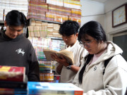 Clip Eva - Giới trẻ TPHCM đổ xô tìm mua sách cũ sau thời gian bị lãng quên