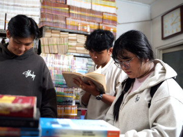 Giới trẻ TPHCM đổ xô tìm mua sách cũ sau thời gian bị lãng quên