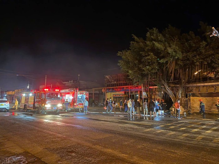 Lực lượng phòng cháy chữa cháy huy động nhiều phương tiện tới chữa cháy