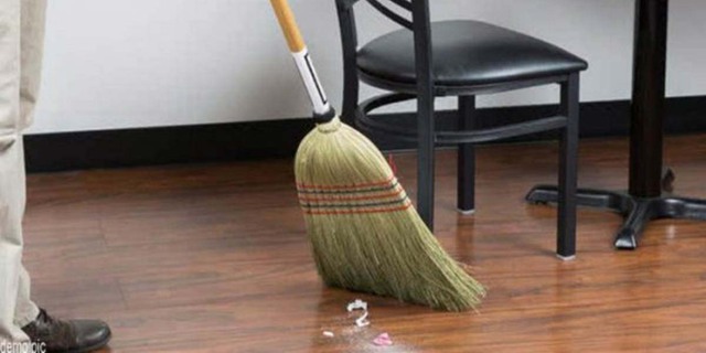 Hành động quét hay lau dọn nhà cửa vào ngày đầu năm được xem là quét đi tài lộc.