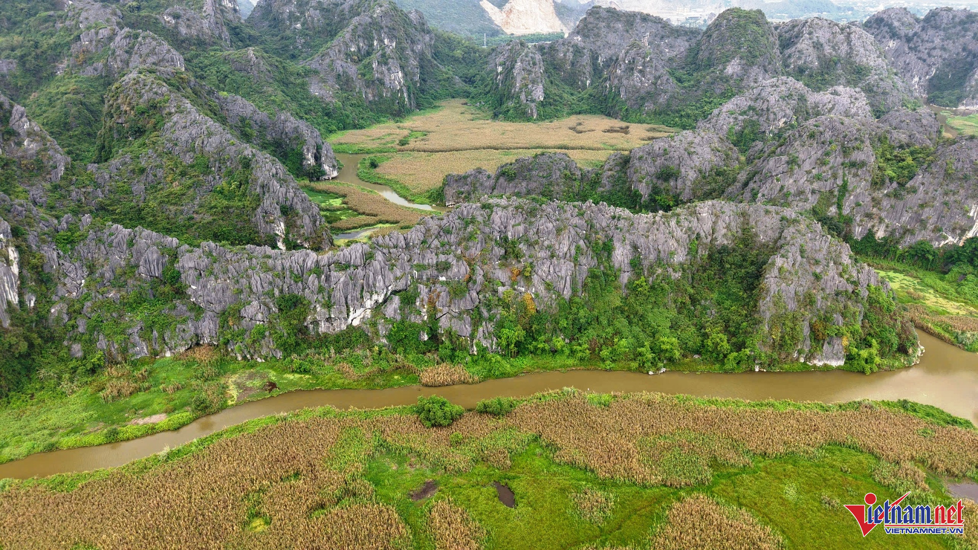 Nơi Đây Có Diện Tích Khoảng 3.000Ha, Trong Đó 3/4 Diện Tích Là Núi Đá, 1/4 Diện Tích Là Đất Ngập Nước