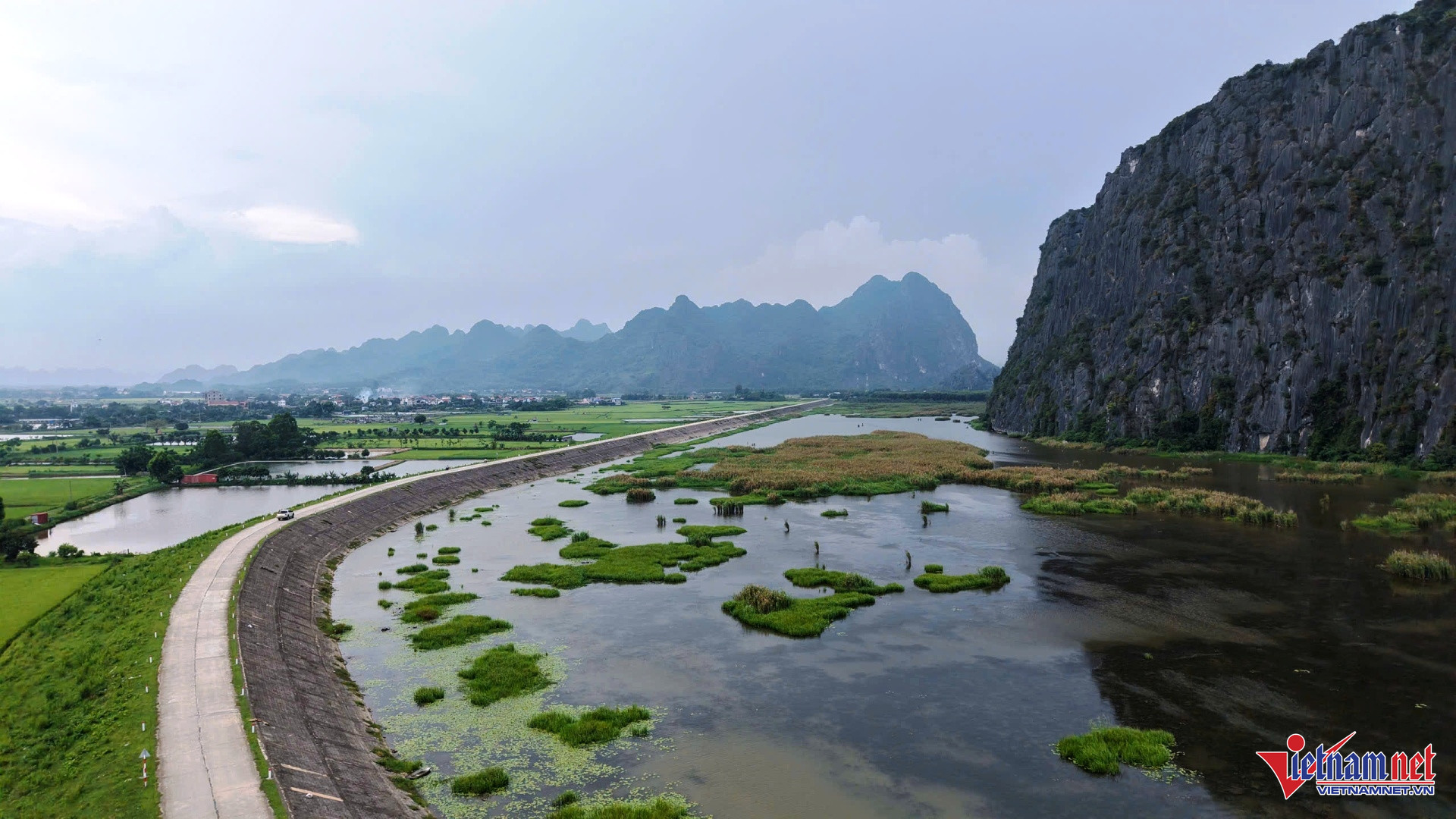 Vân Long Được Mệnh Danh Là Vịnh Không Sóng. Mặt Nước Ở Đây Phẳng Lặng Như Một Tấm Gương Khổng Lồ, Trong Vắt, Hiện Rõ Những Lớp Rong Rêu Dưới Đáy