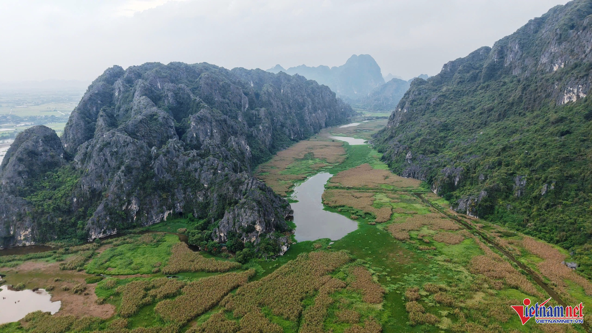 Núi Mèo Cào Cao Khoảng 150-200M, Nằm Độc Lập Như Một Hòn Đảo Với Diện Tích Ngập Nước Bao Quanh Là Điểm Nhấn Ở Vân Long
