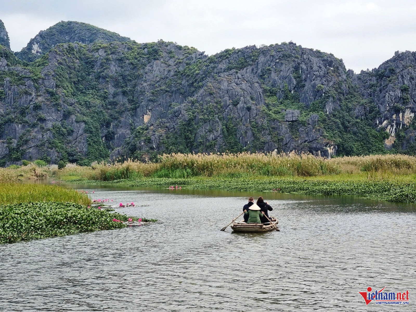 Ngồi Thuyền, Du Khách Cảm Nhận Được Không Gian Vô Cùng Thư Giãn Và Yên Bình