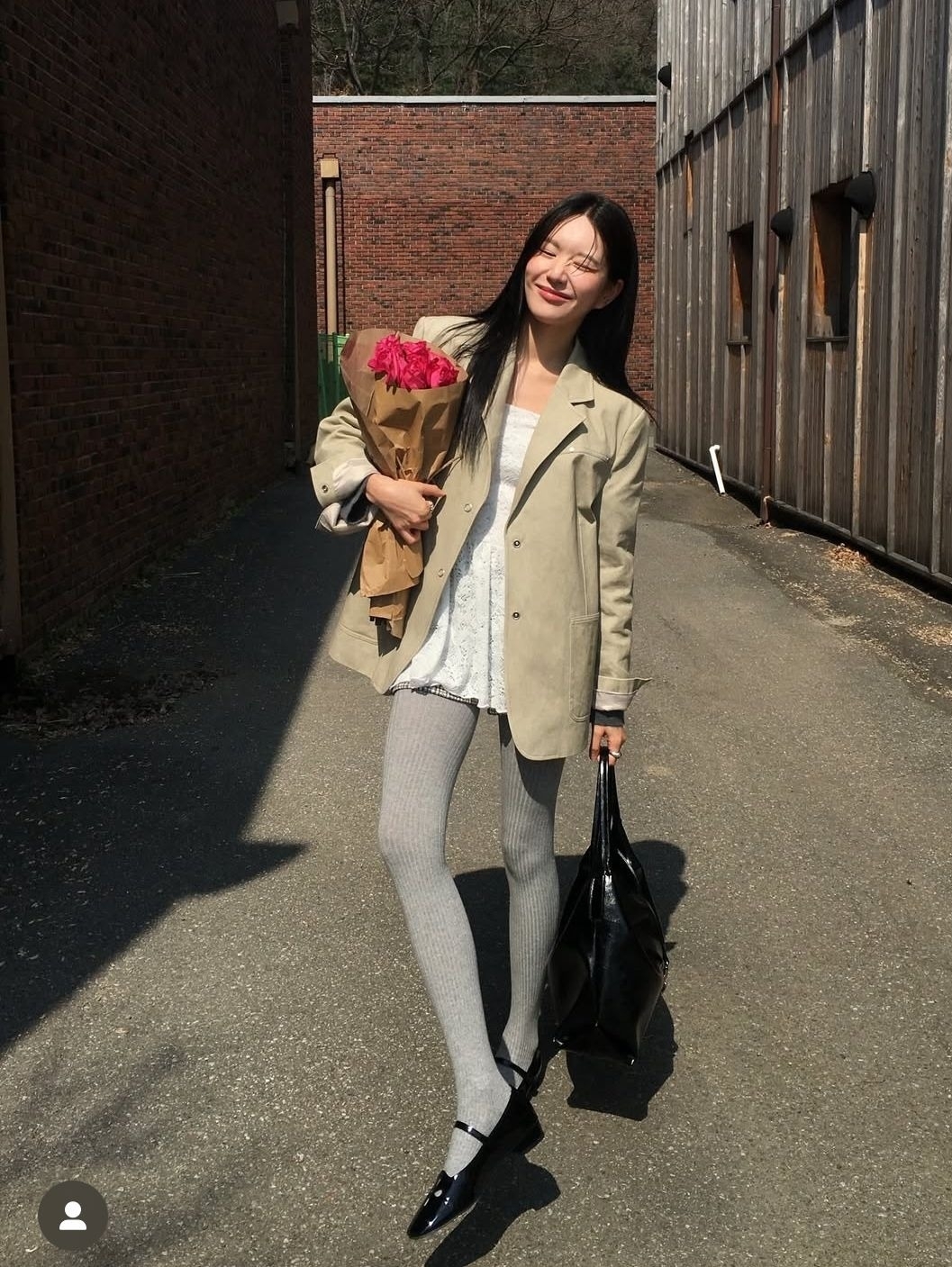 Theo WWW, một trong những cách đơn giản bạn có thể áp dụng là kết hợp blazer, váy ngắn, quần tất len cùng giày Mary Jane. Phần quai của loại giày này tạo cảm giác chân bớt trống trải khi mang đồ ngắn.