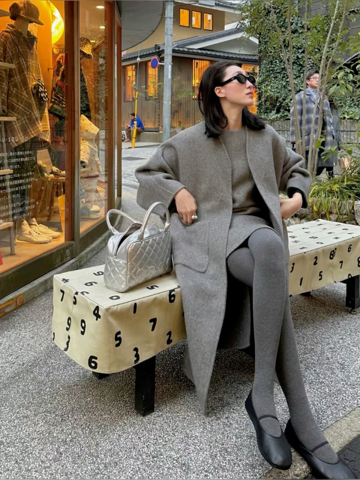 Thay blazer bằng áo khoác dạ dáng dài tối giản và áp dụng phong cách mặc cả cây đồng màu, bạn sẽ có một diện mạo phù hợp đi làm, đi chơi.