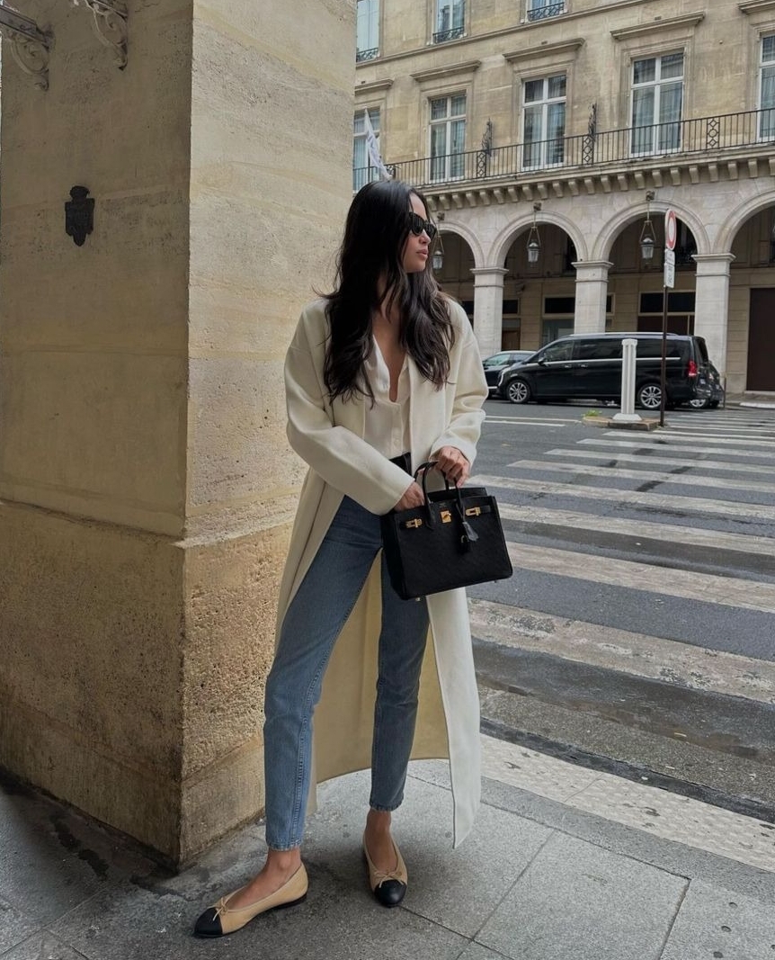 Một trong những bí quyết giúp bạn tôn chân khi mang giày bệt là sử dụng quần ống côn hoặc ống trứng, tránh quần ống rộng. Độ ôm của quần tạo nên sự gọn gàng, trông dáng người cao ráo hơn.