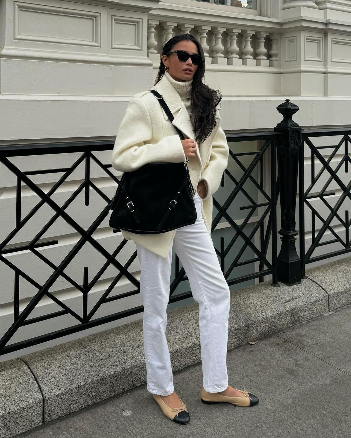 Bộ cánh áo len cổ lọ, quần jeans và giày búp bê là công thức phối dành cho những người chuộng phong cách thanh lịch.