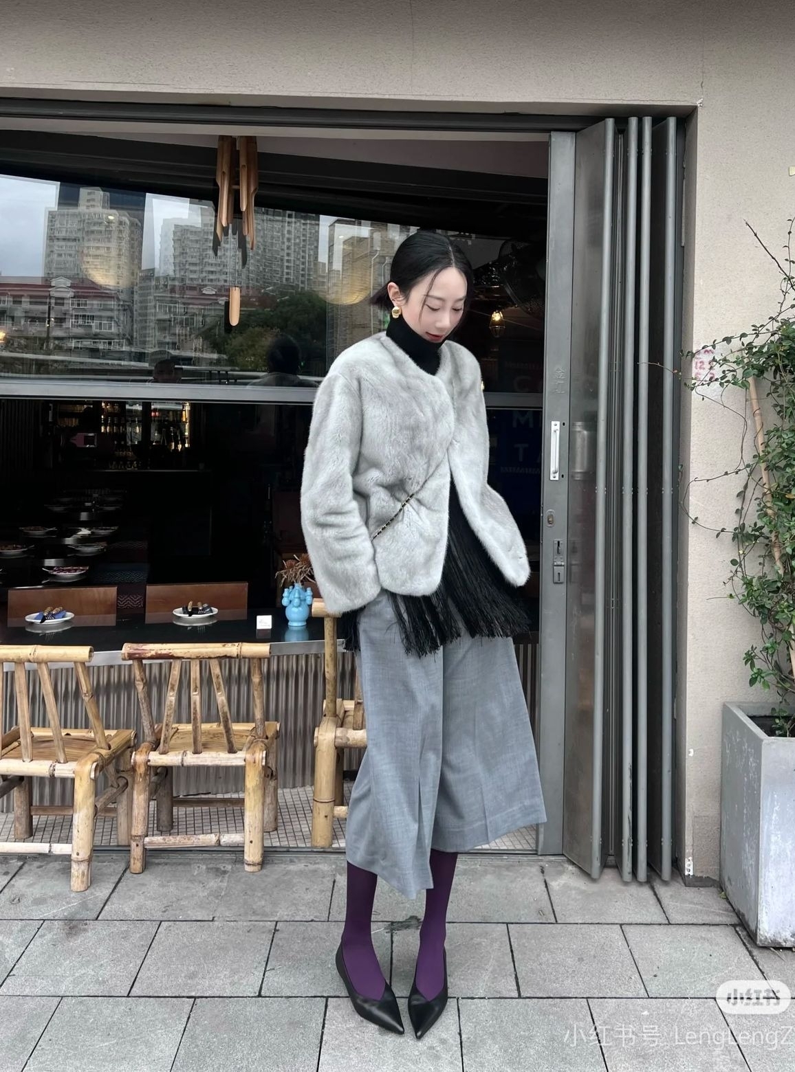 Những cô gái thích phá cách có thể kết hợp quần culottes, giày mũi nhọn và áo khoác lông.