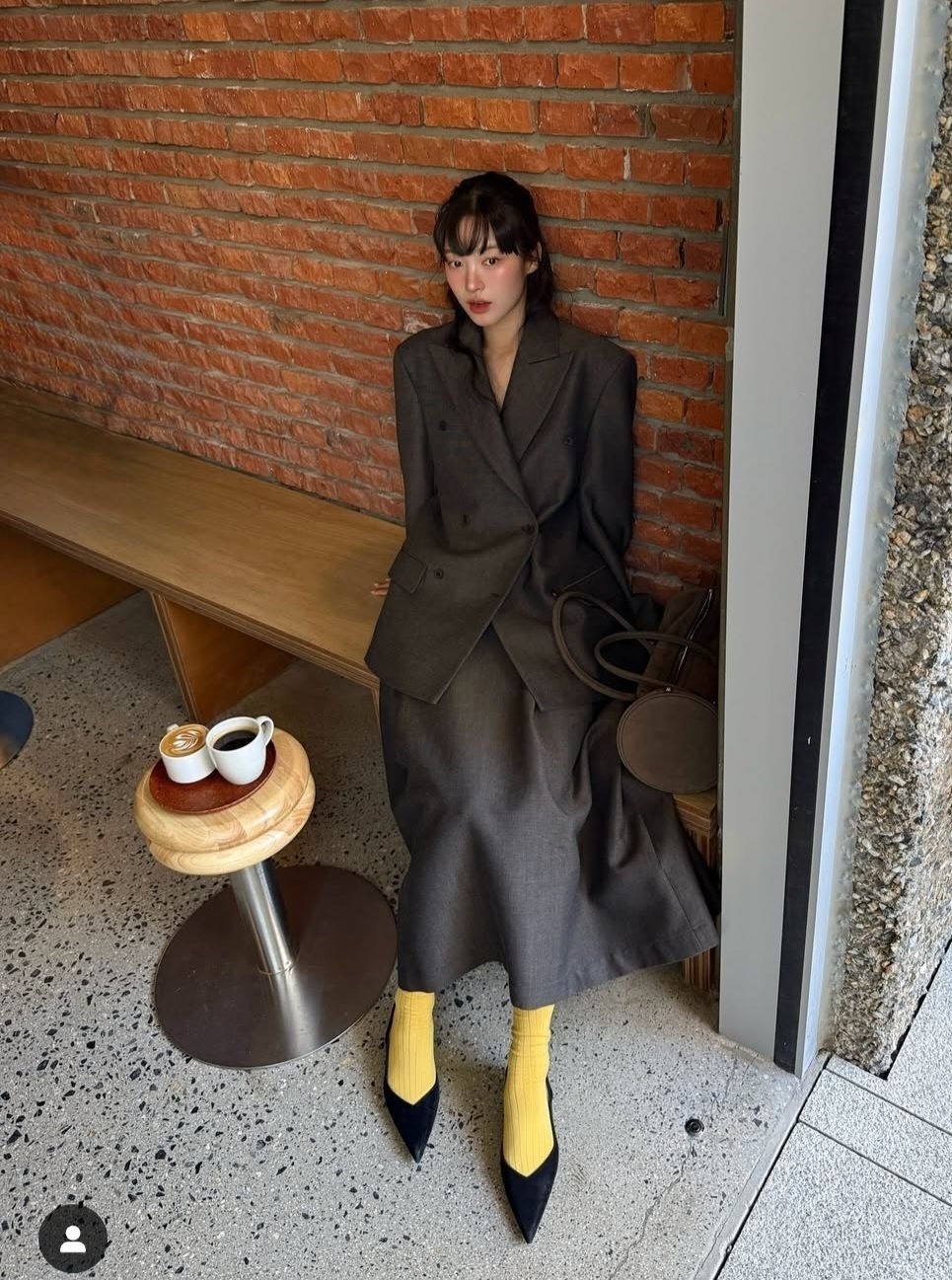 Khi mặc cả bộ cùng màu sắc, nhất là váy midi tạo cảm giác lòe xòe, bạn hãy chọn tất màu nổi và giày mũi nhọn để hướng sự chú ý vào chân, từ đó tạo hiệu ứng thời trang và thon thả hơn.